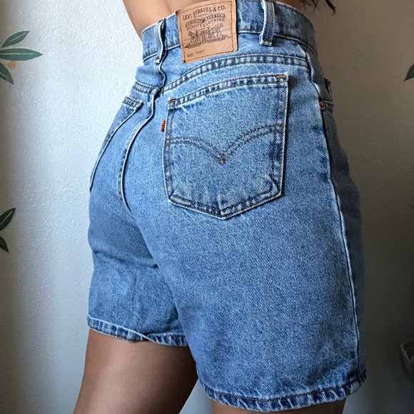 Vintage Levi’s 920 Medium Wash Jean Shorts - Picture 3 of 12